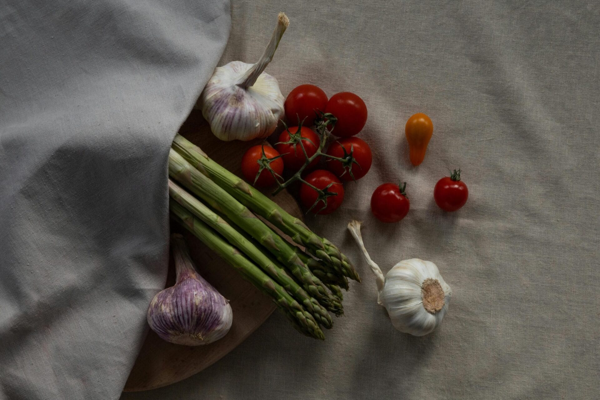 there are many different vegetables on a plate on a table