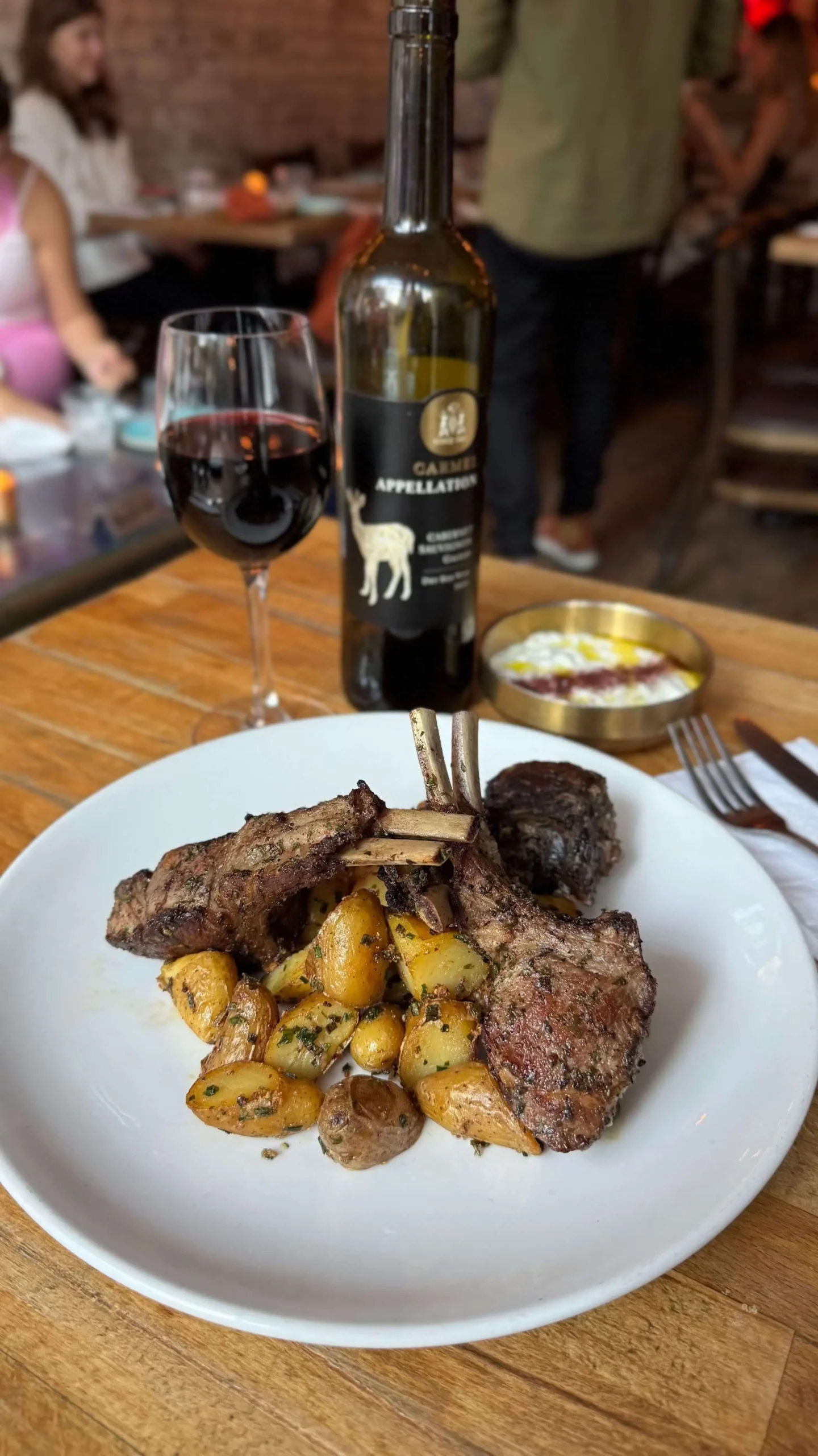Grilled lamb chops with potatoes and red wine